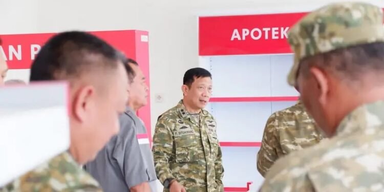 Tim Verifikasi dan Validasi (Verval) Mabes TNI bersama Dandim 0801/Pacitan meninjau fasilitas gerai Koperasi Desa/Kelurahan Merah Putih (KDKMP) di Desa Nanggungan, Kecamatan Pacitan, Kabupaten Pacitan, Senin (19/10/2026). (Foto: Istimewa)