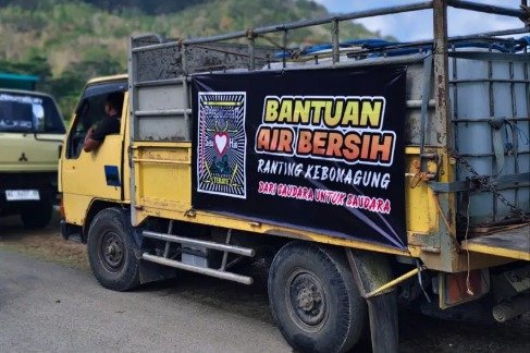 Armada truk pengangkut tangki air bersih milik PSHT Ranting Kebonagung bersiap menyalurkan bantuan air bersih untuk warga terdampak kemarau panjang di Kecamatan Kebonagung, Kabupaten Pacitan, Jawa Timur, Senin (19/10/2026). (Foto: Istimewa)