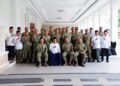 Bupati Pacitan Indrata Nur Bayu Aji, S.S. bersama Tim Verifikasi dan Validasi (Verval) Mabes TNI dan jajaran Forkopimda foto bersama seusai kegiatan silaturahmi di Halking Rumah Dinas Bupati Pacitan, Senin (19/10/2026). (Foto: Istimewa)