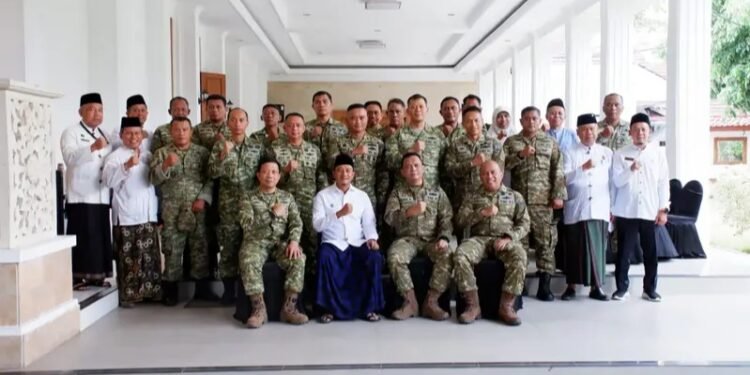 Bupati Pacitan Indrata Nur Bayu Aji, S.S. bersama Tim Verifikasi dan Validasi (Verval) Mabes TNI dan jajaran Forkopimda foto bersama seusai kegiatan silaturahmi di Halking Rumah Dinas Bupati Pacitan, Senin (19/10/2026). (Foto: Istimewa)