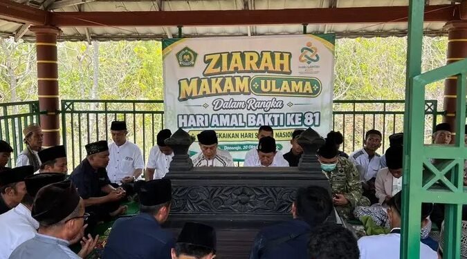 Jajaran Forkopimcam Punung bersama para tokoh agama dan santri menggelar zikir serta doa bersama saat kegiatan ziarah makam ulama di wilayah Donorojo, Kabupaten Pacitan, Selasa (20/10/2026). (Foto: Dok. Istimewa)