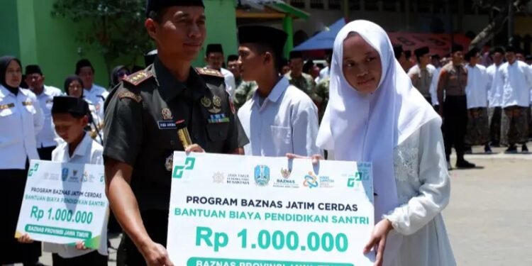Dandim 0801/Pacitan Letkol Arh Rudi Ariyanto menyerahkan penghargaan Program Fasilitas Sarana Alsintan disaksikan Gubernur Jawa Timur Khofifah Indar Parawansa di Halaman Masjid Perguruan Islam Pondok Tremas, Arjosari, Pacitan, Kamis (22/10/2026). (Foto: Kodim 0801/Pacitan)