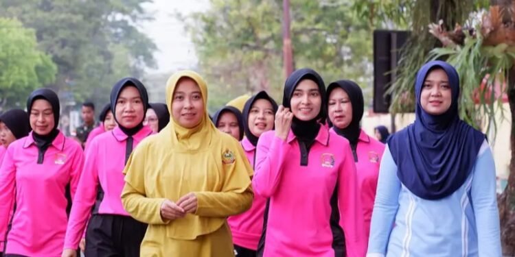 Anggota Bhayangkari, Persit Kartika Chandra Kirana, dan PIA Ardhya Garini saat mengikuti kegiatan jalan sehat bersama mengelilingi area Polres Pacitan dalam rangka memperingati Hari Kesatuan Gerak Bhayangkari (HKGB) ke-74 di Kabupaten Pacitan, Jumat (23/10/2026). (Foto: Istimewa)