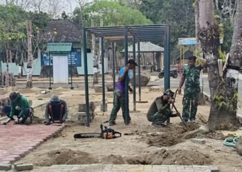 Personel Kodim 0801/Pacitan Gotong Royong Pasang Paving Block Demi Ciptakan Lingkungan Rapi