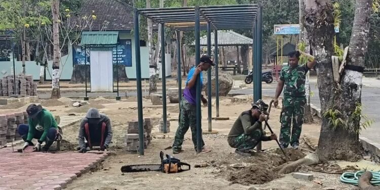 Personel Kodim 0801/Pacitan saat melaksanakan gotong royong pemasangan paving block di lingkungan Makodim 0801/Pacitan, Jalan Letjen Suprapto No. 42 Pacitan, Minggu (25/10/2026). (Foto: Kodim 0801/Pacitan)