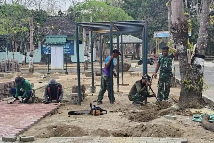 Personel Kodim 0801/Pacitan Gotong Royong Pasang Paving Block Demi Ciptakan Lingkungan Rapi