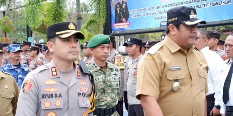 Kapolres Pacitan AKBP Ayub Diponegoro Azhar, Dandim 0801/Pacitan Letkol Arh Rudi Ariyanto, dan Wabup Pacitan Gagarin Sumrambah saat menghadiri Apel Gelar Pasukan Operasi Patuh Semeru 2026 di halaman Mapolres Pacitan, Senin, 26 Oktober 2026. (Foto: Istimewa)