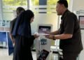 Petugas BPJS Kesehatan melayani peserta JKN yang mengurus administrasi di kantor layanan, Jakarta, Senin, 26 Oktober 2026. (Foto: Humas BPJS Kesehatan)