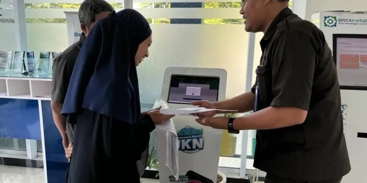 Petugas BPJS Kesehatan melayani peserta JKN yang mengurus administrasi di kantor layanan, Jakarta, Senin, 26 Oktober 2026. (Foto: Humas BPJS Kesehatan)