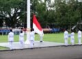 Pasukan Pengibar Bendera Pusaka (Paskibraka) membentangkan Sang Saka Merah Putih saat Upacara Peringatan Hari Sumpah Pemuda ke-98 dan Hari Jadi ke-81 Provinsi Jawa Timur di halaman Pendopo Kabupaten Pacitan, Rabu (28/10/2026). (Foto: Istimewa)