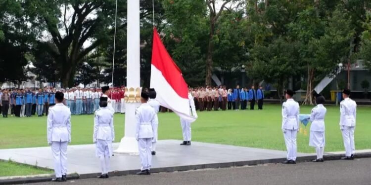 Pasukan Pengibar Bendera Pusaka (Paskibraka) membentangkan Sang Saka Merah Putih saat Upacara Peringatan Hari Sumpah Pemuda ke-98 dan Hari Jadi ke-81 Provinsi Jawa Timur di halaman Pendopo Kabupaten Pacitan, Rabu (28/10/2026). (Foto: Istimewa)