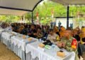 Babinsa Desa Bodag Serka Hartopo bersama unsur forum koordinasi pimpinan kecamatan dan warga saat menghadiri kegiatan Verifikasi Sanitasi Total Berbasis Masyarakat (STBM) 5 Pilar di Balai Desa Bodag, Kecamatan Ngadirojo, Kabupaten Pacitan, Rabu (28/10/2026). (Foto: Istimewa)
