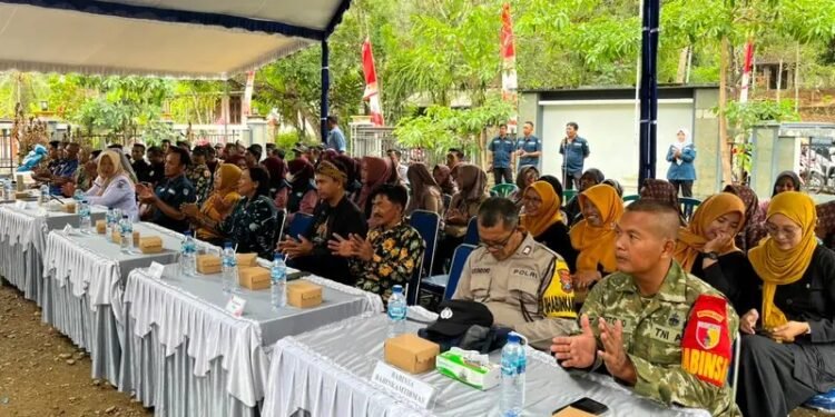 Babinsa Desa Bodag Serka Hartopo bersama unsur forum koordinasi pimpinan kecamatan dan warga saat menghadiri kegiatan Verifikasi Sanitasi Total Berbasis Masyarakat (STBM) 5 Pilar di Balai Desa Bodag, Kecamatan Ngadirojo, Kabupaten Pacitan, Rabu (28/10/2026). (Foto: Istimewa)