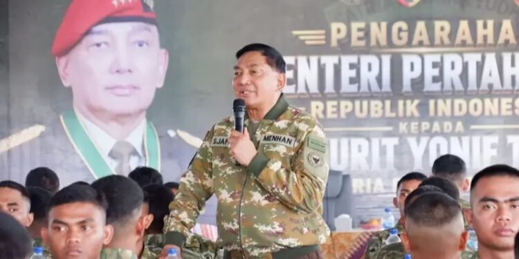 Menteri Pertahanan RI Jenderal TNI (HOR) Purn. Sjafrie Sjamsoeddin saat memberikan pengarahan kepada prajurit di Yonif TP 934/SBY Pacitan, Kamis (29/10/2026). (Foto: Istimewa)