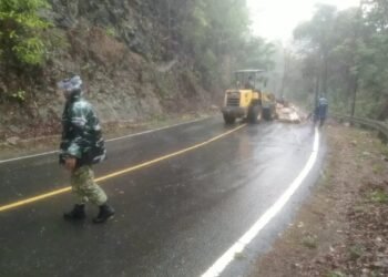 Babinsa Koramil 0801/01 Pacitan Bergerak Cepat Bersihkan Material Longsor di Jalan Nasional Tamperan Babinsa Koramil 0801/01 Pacitan Bergerak Cepat Bersihkan Material Longsor di Jalan Nasional Tamperan