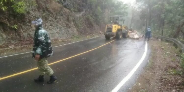 Aparat gabungan dan alat berat saat melakukan pembersihan material longsor di Jalan Nasional Tamperan, Kelurahan Sidoharjo, Kecamatan Pacitan, Jumat (30/10/2026). (Foto: Istimewa)