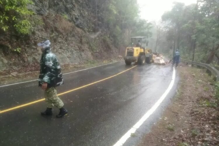 Babinsa Koramil 0801/01 Pacitan Bergerak Cepat Bersihkan Material Longsor di Jalan Nasional Tamperan