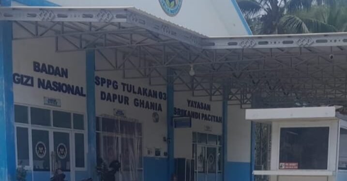 Suasana di area depan gedung Satuan Pelayanan Pemenuhan Gizi (SPPG) Tulakan 03 Dapur Ghania di Desa Bungur, Kecamatan Tulakan, Kabupaten Pacitan, Kamis (1/10/2026). (Foto: Istimewa)