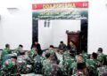 Jajaran prajurit dan PNS Kodim 0801/Pacitan khusyuk mengikuti doa bersama dalam rangka peringatan HUT Ke-81 TNI di Masjid Nuur Salam, Kodim 0801/Pacitan, Kamis (1/10/2026) malam. (Foto: Istimewa)