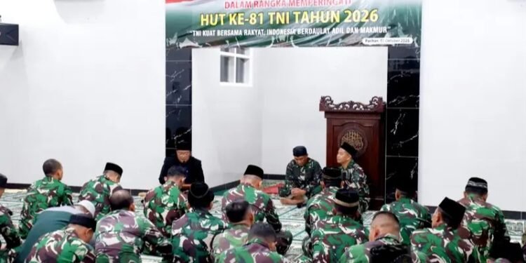 Jajaran prajurit dan PNS Kodim 0801/Pacitan khusyuk mengikuti doa bersama dalam rangka peringatan HUT Ke-81 TNI di Masjid Nuur Salam, Kodim 0801/Pacitan, Kamis (1/10/2026) malam. (Foto: Istimewa)
