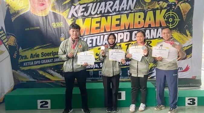 Atlet dan pelatih kontingen menembak Kabupaten Pacitan menunjukkan medali serta piagam penghargaan usai bertanding dalam Kejuaraan Menembak DPD GRANAT Jawa Timur di Lapangan Tembak Kodam V/Brawijaya, Surabaya, Minggu (11/10/2026). (Foto: Istimewa)