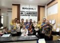 Rombongan RSUD Dr. Harjono Ponorogo saat meninjau alur pelayanan pasien di RSUD dr. Darsono Pacitan. (Foto: Istimewa)