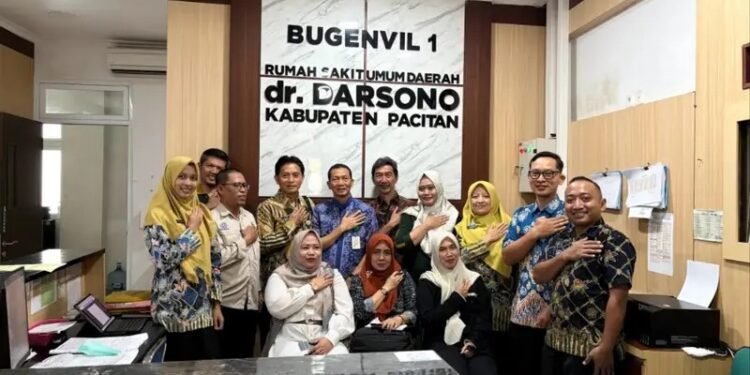 Rombongan RSUD Dr. Harjono Ponorogo saat meninjau alur pelayanan pasien di RSUD dr. Darsono Pacitan. (Foto: Istimewa)