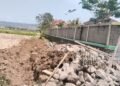 Tumpukan batu dan galian tanah pada lokasi pembangunan saluran air yang diduga tanpa papan informasi proyek di Desa Sirnoboyo, Kabupaten Pacitan, Rabu (14/10/2026). (Foto: Istimewa)