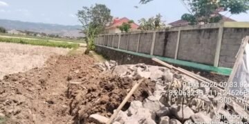 Diduga Tanpa Papan Informasi, Pembangunan Saluran Air di Sirnoboyo Pacitan Tuai Sorotan Warga Diduga Tanpa Papan Informasi, Pembangunan Saluran Air di Sirnoboyo Pacitan Tuai Sorotan Warga