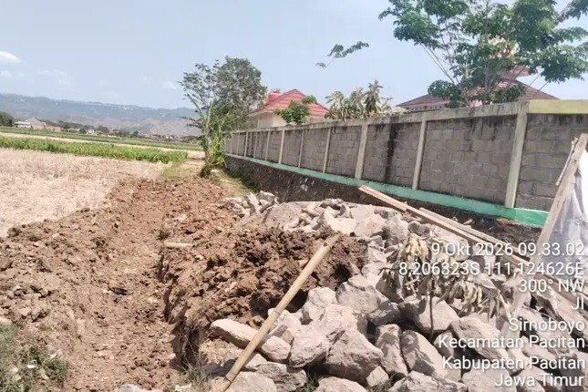 Diduga Tanpa Papan Informasi, Pembangunan Saluran Air di Sirnoboyo Pacitan Tuai Sorotan Warga Diduga Tanpa Papan Informasi, Pembangunan Saluran Air di Sirnoboyo Pacitan Tuai Sorotan Warga