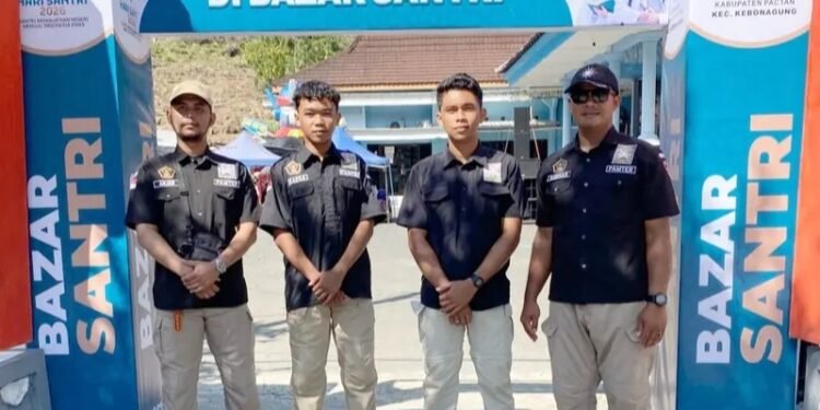 Jajaran personel Pengaman Internal Terate (PAMTER) PSHT Ranting Kebonagung bersiaga di depan gerbang utama Bazar Santri di Halaman Kantor Kecamatan Kebonagung, Pacitan, Sabtu (17/10/2026). (Foto: Istimewa)