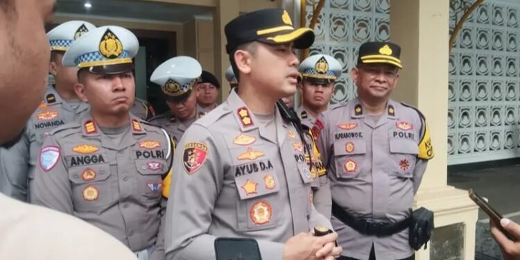 Kapolres Pacitan AKBP Ayub Diponegoro Azhar didampingi jajaran memberikan keterangan pers usai memimpin Apel Gelar Pasukan Operasi Patuh Semeru 2026 di Halaman Polres Pacitan, Senin, 26 Oktober 2026. (Foto: Kriswanto)