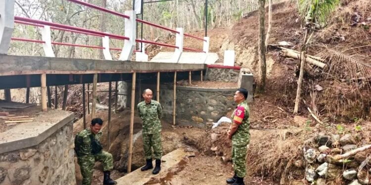 Dandim 0801/Pacitan Letkol Arh Rudi Ariyanto bersama Danramil 0801/01 Pacitan Kapten Kav Dadut Setiyawan saat meninjau kondisi fisik Jembatan Perintis Garuda di Dusun Pagergunung, Desa Sambong, Kecamatan/Kabupaten Pacitan, Senin (26/10/2026). (Foto: Pendim 0801/Pacitan)